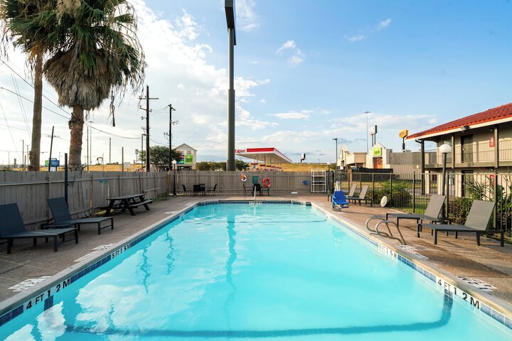 Pool 56 of 142