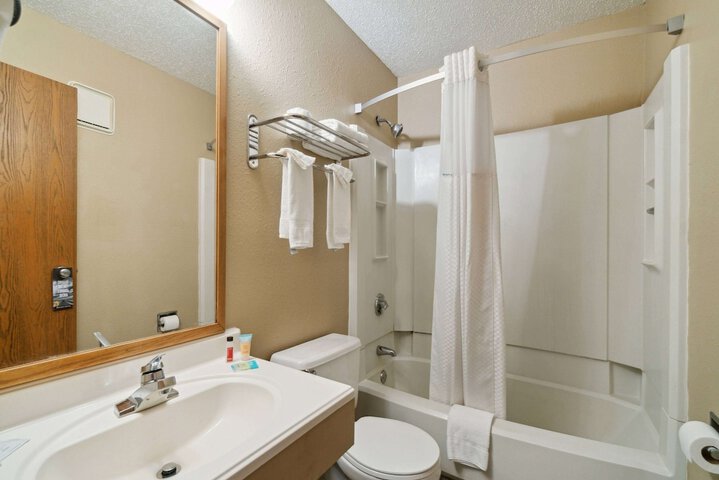 Super 8 by Wyndham Kenosha / Pleasant Prairie
