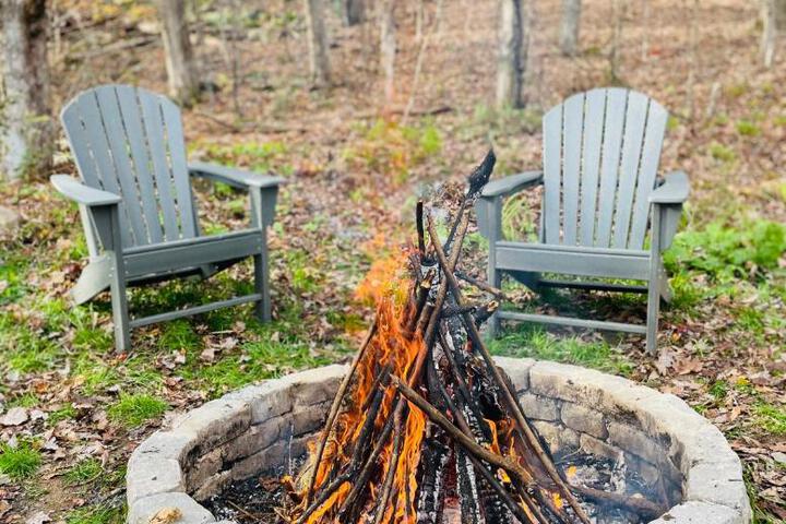 Cozy Cottage with Jacuzzi Sauna, Fire Pit and Reading Nook!