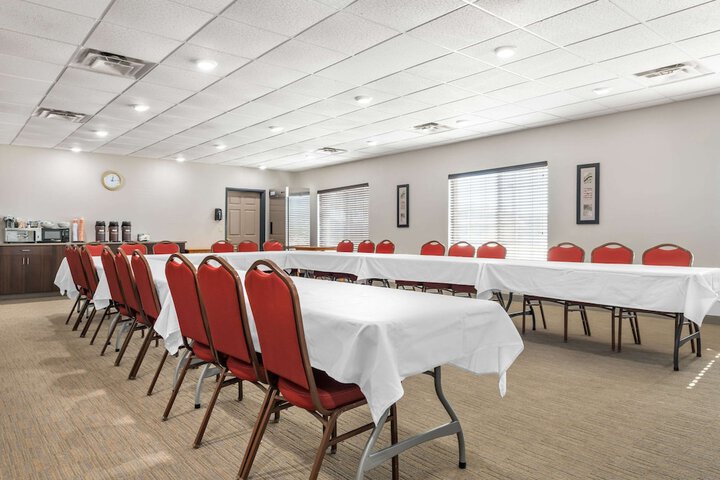 Country Inn & Suites by Radisson Watertown, SD