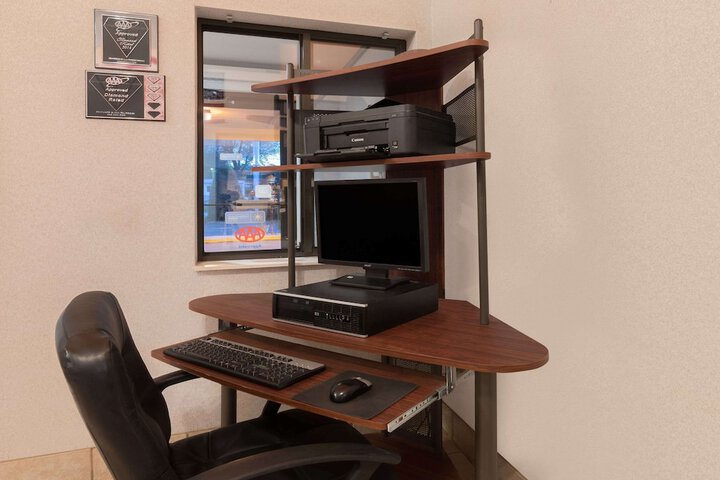 Business Center 16 of 17