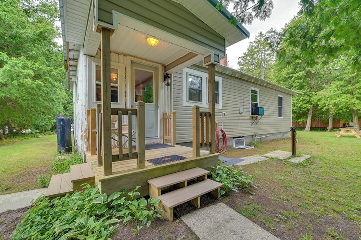 Lakefront Michigan Abode w / Deck & Fire Pit!