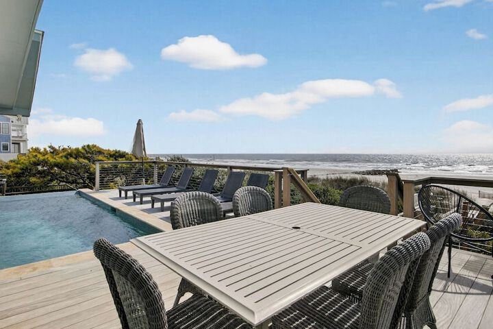 Lighthouse by Avantstay Beachfront View Home w / Pool Table & Ping Pong