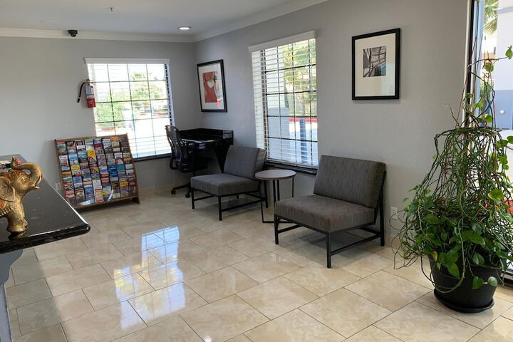 Sunrise Inn & Suites