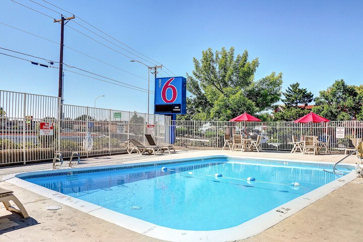 Pool 10 of 53