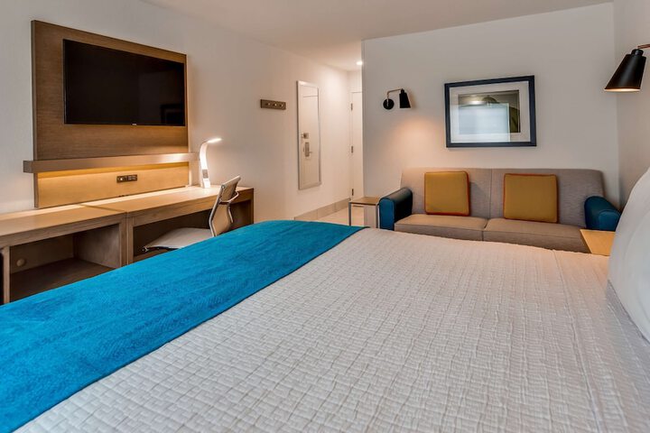 Room 13 of 25