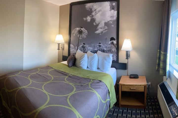 Super 8 by Wyndham Chisago City