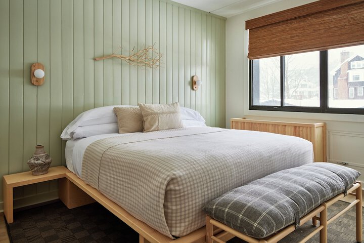 Room 33 of 65