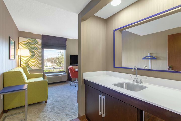 Hampton Inn & Suites Albany Airport