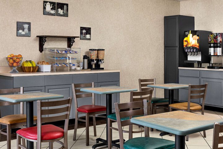 Super 8 by Wyndham Grove City