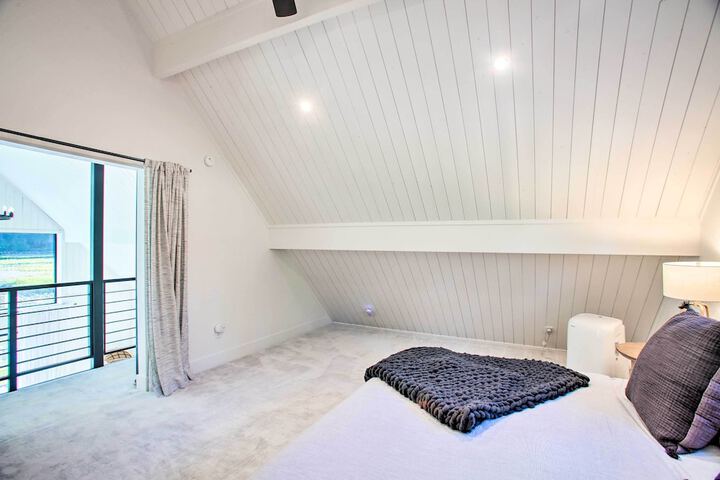 A Contemporary Dream: Lakefront Rathdrum Oasis!