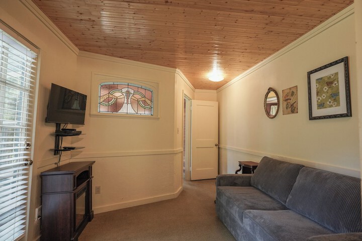 Alexanders Lodge