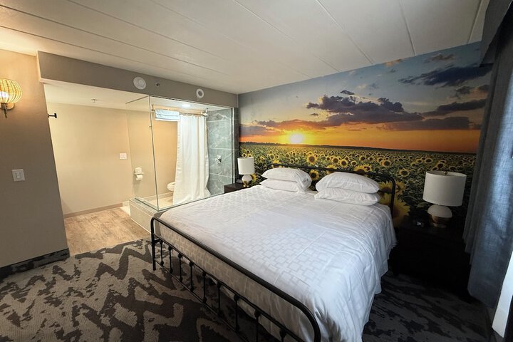 Lighthouse Inn & Suites