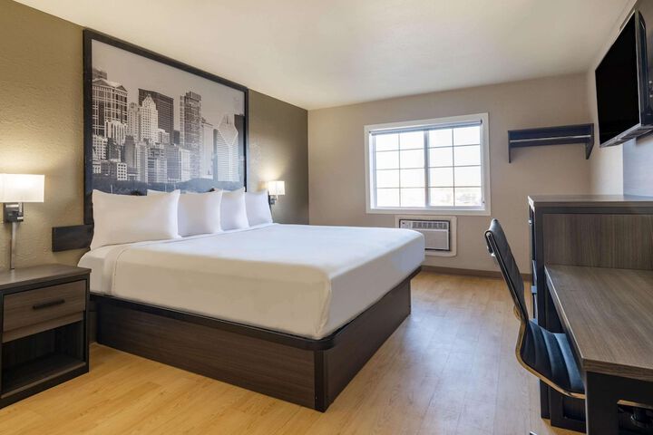Super 8 by Wyndham Clinton