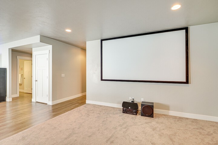Lovely Walk-out Apt w / Movie Screen: 20 Mi to Slc!