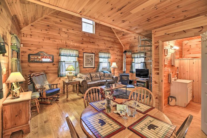 Peaceful Mountain City Cabin w / Porch & Fire Pit