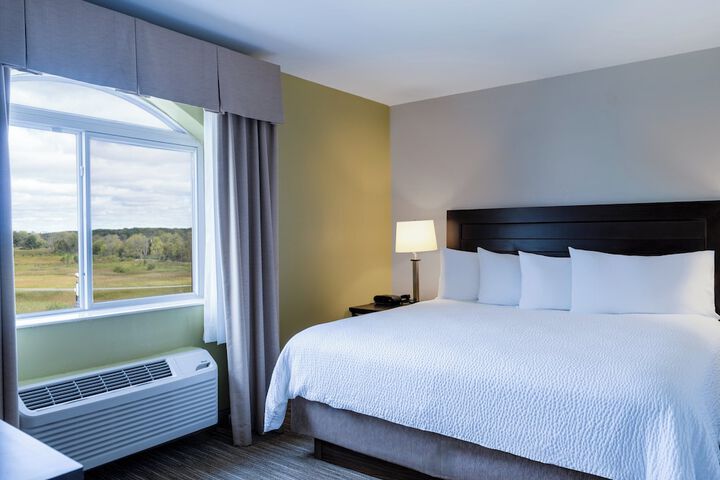 Holiday Inn Express & Suites Chicago-Libertyville by IHG