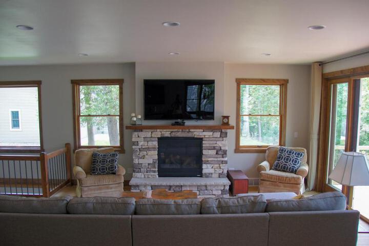 Lakefront Home 4 Bedroom 4 Bath Sleeps 12
