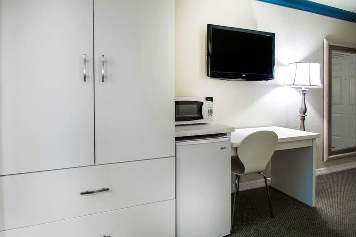 Room 17 of 38