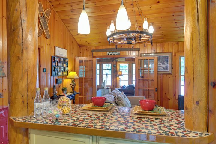 Lakefront Cabin w / Private Dock & Fire Pit!