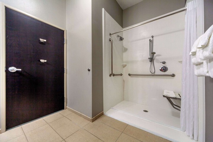 MainStay Suites Lincoln University Area