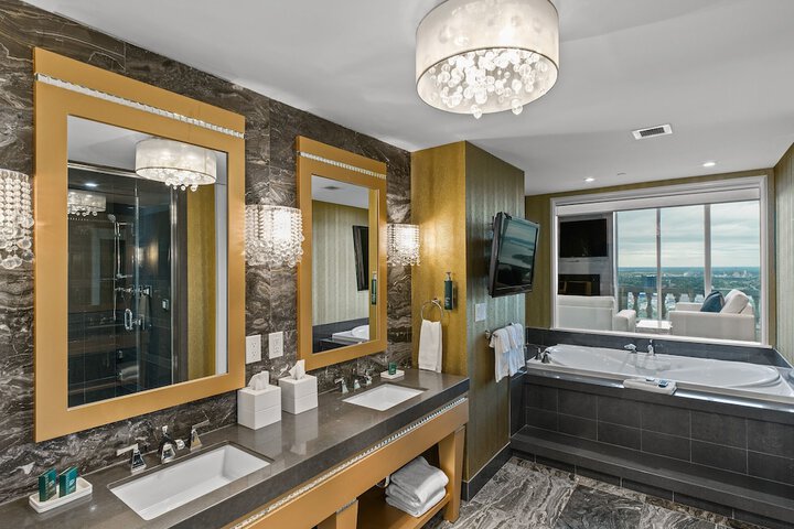 Hilton Niagara Falls / Fallsview Hotel & Suites