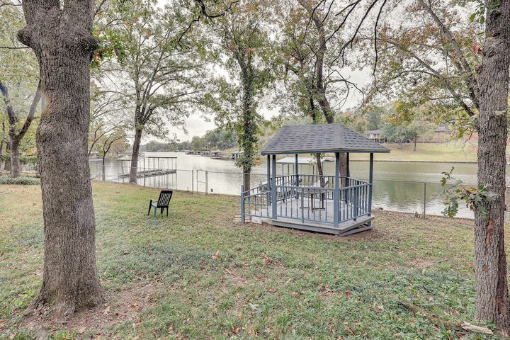 Spacious Hot Springs Lakehouse on Lake Hamilton!