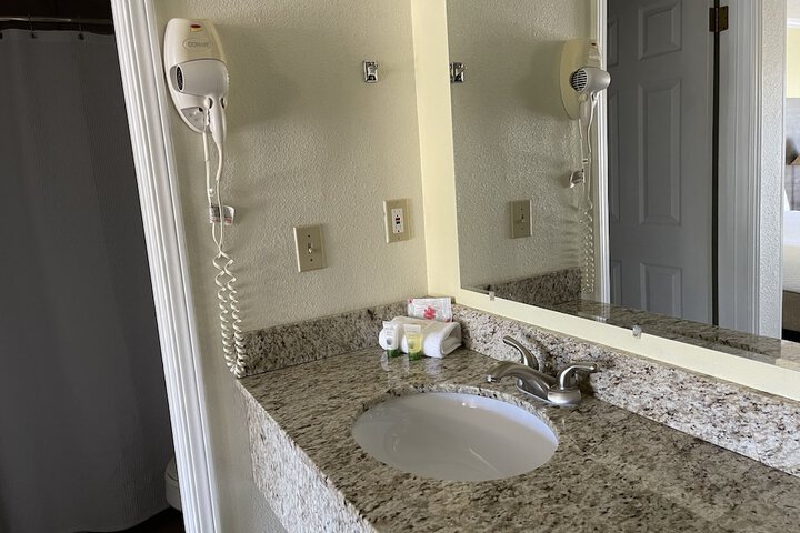 Room 33 of 48