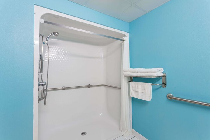 Room 6 of 16