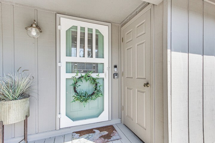 Inviting Home w / Golf Course View in Diamondhead!