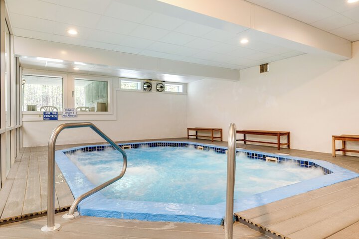 Cozy Bartlett Condo w / Deck & Resort Amenities!