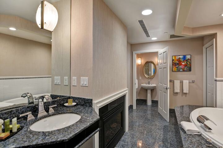 The Cincinnatian Hotel Curio Collection by Hilton