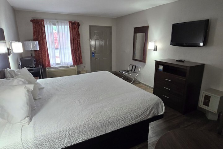 Days Inn by Wyndham Clinton