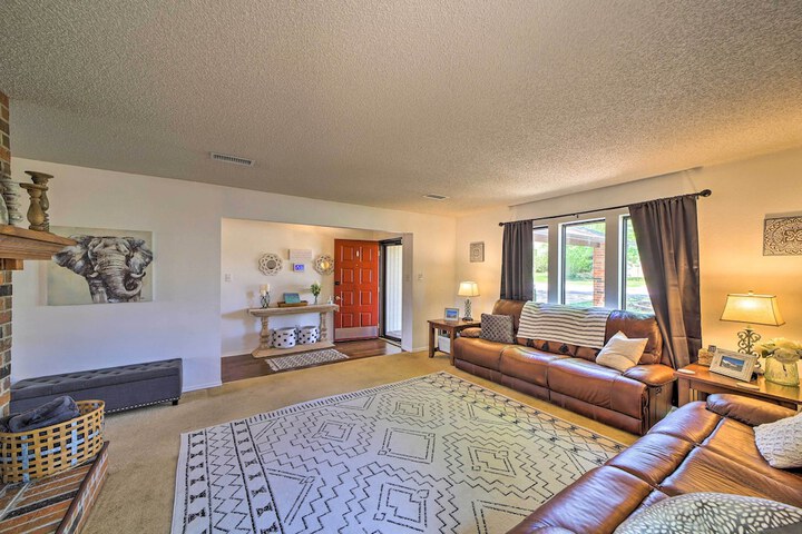 Family-friendly Broken Arrow Retreat w / Yard!