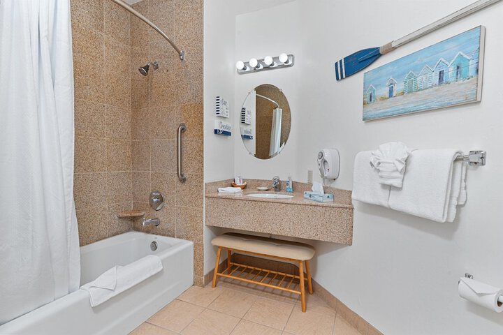 Beach House Inn & Suites