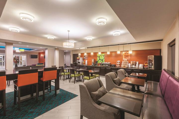 La Quinta Inn & Suites by Wyndham Houston Bush Intl Airpt E
