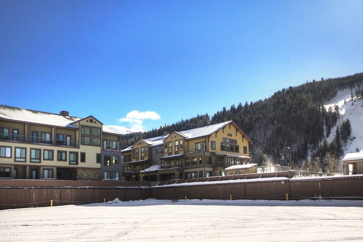 2759 Slopeside 1 Bedroom Condo by RedAwning