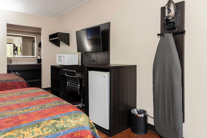 Room 8 of 9