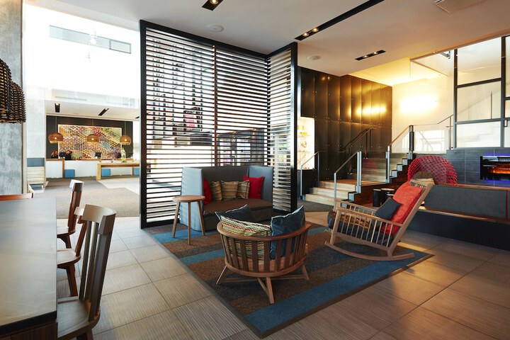 Lounge 36 of 41