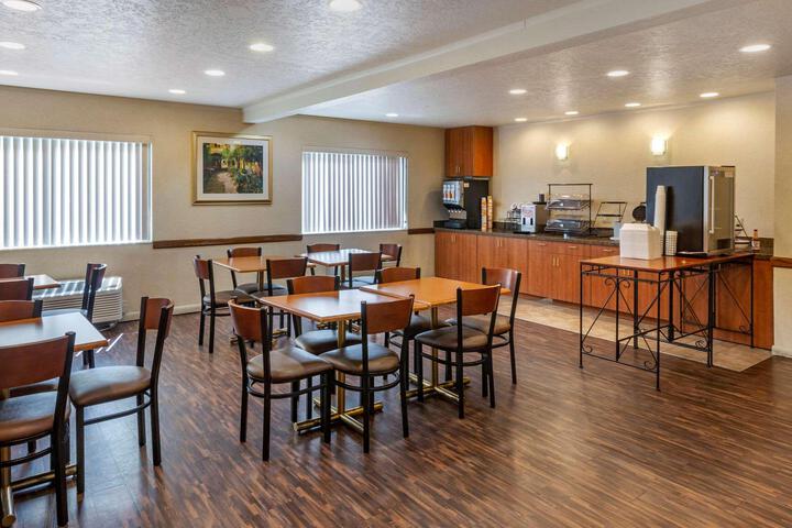 Econo Lodge Inn & Suites