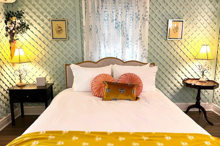 Room 32 of 69