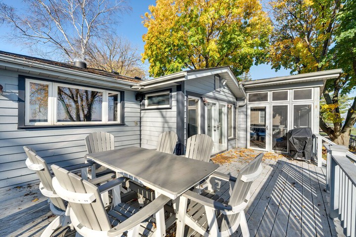 Lakefront Edgerton Cottage w / Deck & Grill!