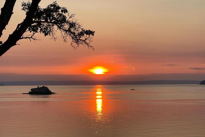 Puget Sound Chic Romantic Cottage with Private Beach Access & Gated Entry