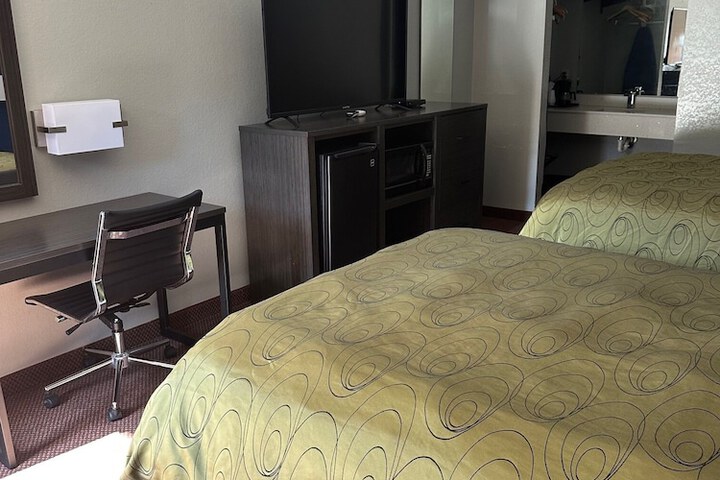 Clairmont Inn & Suites Warren