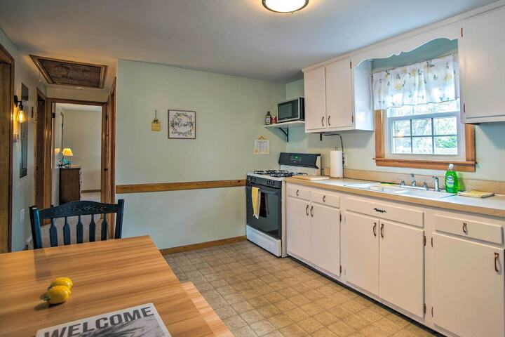 Traditional Cape Cod Cottage: Walk to Beach!