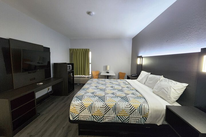 Room 10 of 32