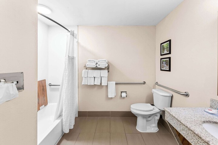 Comfort Inn & Suites Heath - Newark South