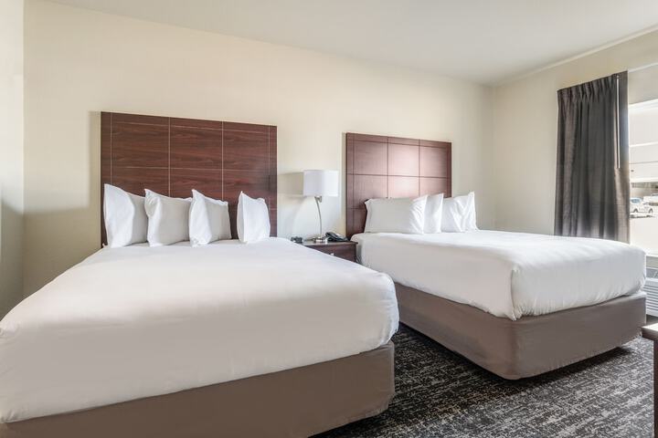 Cobblestone Hotel & Suites - Newport