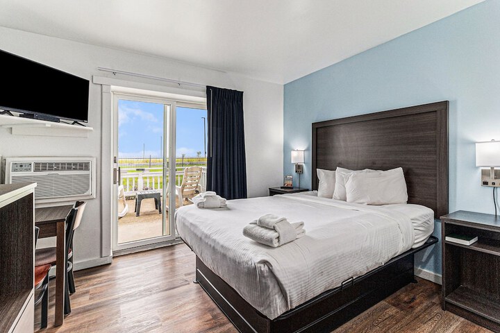Snyders Shoreline Inn