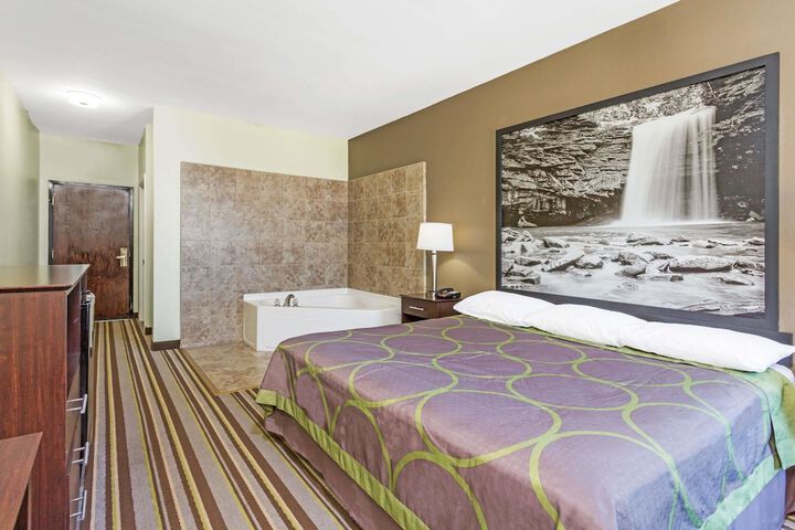 Super 8 by Wyndham Hull Street Midlothian / Richmond Area